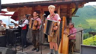 Ursprung Buam mit dem kleinen Franz und den Zellberg Buam spielen die Tiroler Buam Polka [upl. by Sinegra]