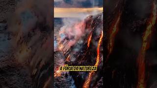 O Encontro Explosivo Entre Lava e Mar shorts curiosidadesnaturais curiosidades [upl. by Maurilla]