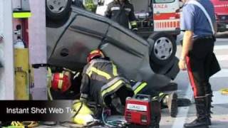 Incidente stradale e auto ribaltata con persona incastrata tra le lamiere [upl. by Babby713]