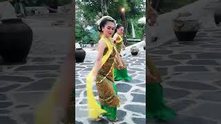 Tari GAMBYONG JAWA Indonesian Dance shorts [upl. by Leidba697]