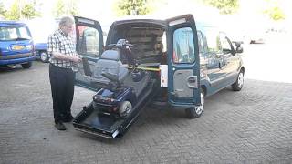 Scootmobiel in renault kangoo takelen [upl. by Ettenad]