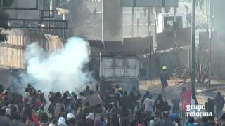 Violencia durante toma de protesta de EPN en San Lázaro [upl. by Procter]