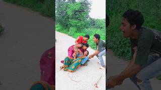 Do aurat raste per ghoom raha tha to ek aurat ke sath hua kuchh anokha😭😭share shorts viral video [upl. by Ingraham340]