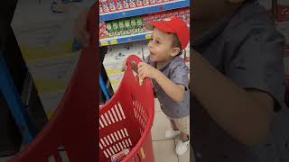 يوسف بينقي العصير الي بيحبو 🤣 cutebaby baby cute funnybaby funny اكسبلور اطفال بيبي العاب [upl. by Anos]