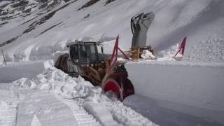 Sneeuwopruimen op de Timmelsjoch [upl. by Sessler721]