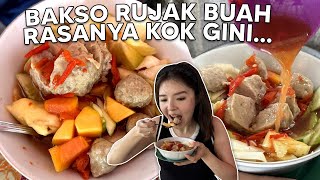 JUALAN BAKSO PAKE RUJAK BUAH DI KUBURAN RASANYA BIKIN MATA MELOTOT [upl. by Niwle]