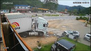 Volvo XC60  Accident Brazil 2023 [upl. by Henryson]