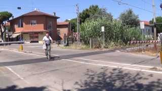 Passaggio a livello con semibarriere di via Martiri Fantini in HD  Cervia RA  Level Crossing [upl. by Adkins800]