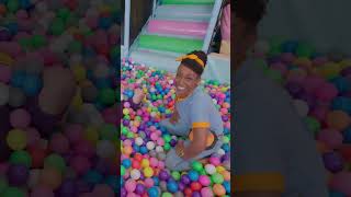 Alberca con pelotas de colores💙🧡 Videoeducativos BlippiEspañol Shorts [upl. by Aelak766]