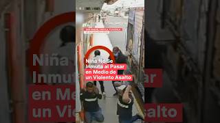 Niña no se inmuta al pasar en medio de un violento asalto a repartidores de cerveza  N shorts [upl. by Walburga574]