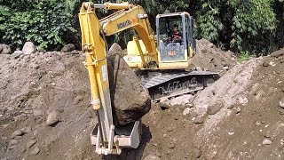 Excavator Digging Rock And Dirt Komatsu PC130F7 [upl. by Asaert633]