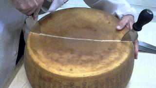 Taglio Parmigiano Reggiano DOP 2001 [upl. by Goetz]