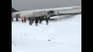 Crash plane in LaGuardia McDonnell Douglas MD80 [upl. by Criswell]