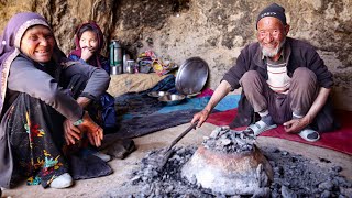 Two Old Lovers Special Bread  Village Life in Afghanistan Primitive Cave Living [upl. by Lanuk388]